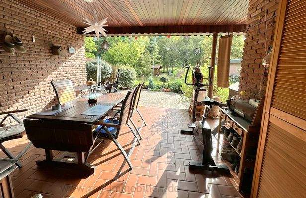 ...mit herrlichem Blick in den tollen Garten