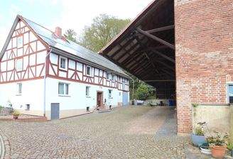 Hausansicht mit Photovoltaik