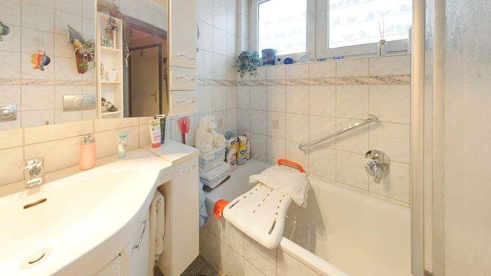 Badezimmer Wohnung Erdgeschoss rechts