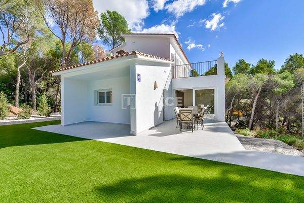 Detached Villa with Private Pool near a Golf Course in Altea