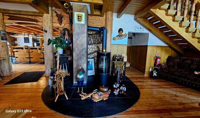 Holzofen im Gastraum