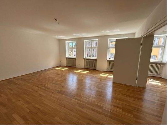 Wohnzimmer mit Durchgang zum Essbereich