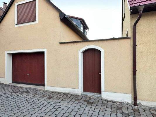 Garage und Hofzugang