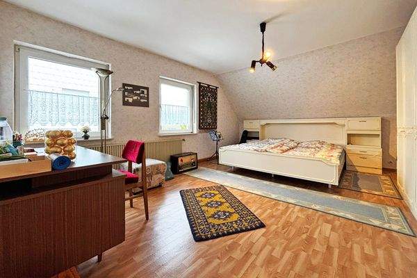 großes Schlafzimmer im OG