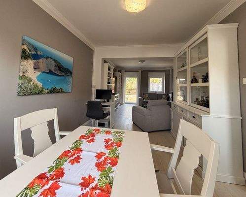 Esszimmer mit Blick zum Wohnzimmer