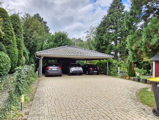 Carport, mittlerer Stellplatz mit Schuppen