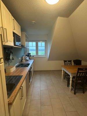 Helle Küche mit Esstisch