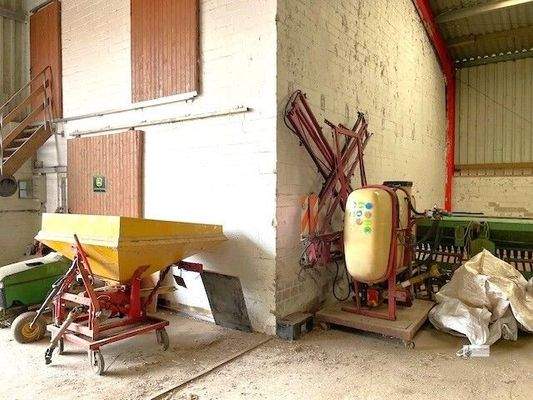 Material vor der Werkstatt