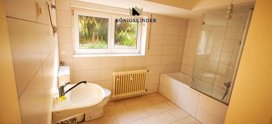 Tageslichtbad mit Wanne