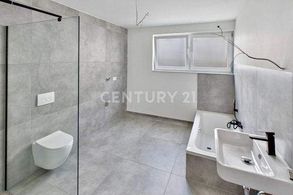 Badezimmer mit Tageslichtfenster