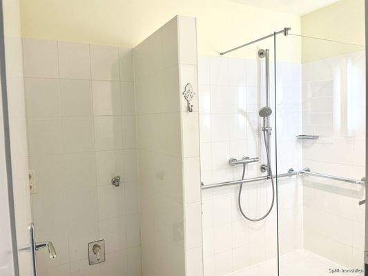 Bodentiefe Dusche sowie Waschmaschinenanschluss