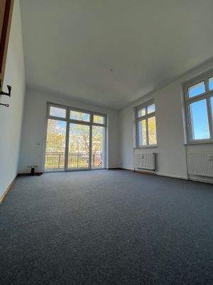 Wohnzimmer mit 2 Fenstern