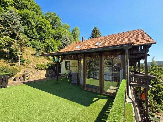 Terrasse und beheizter Wintergarten