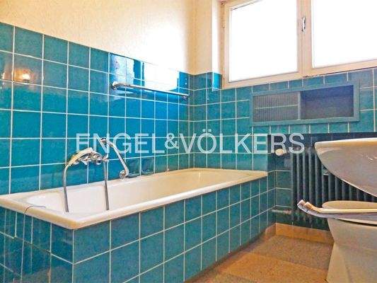 EG: Tageslicht-Dusch- und Wannenbad
