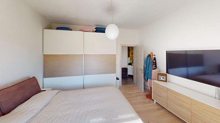 Meran-Merano-Dreizimmerwohnung-trilocale-Balkon-balcone-Keller-cantina-zentral-saniert-ristrutturato-Bonus 110-Böden-pavimenti-Fenster-finestre