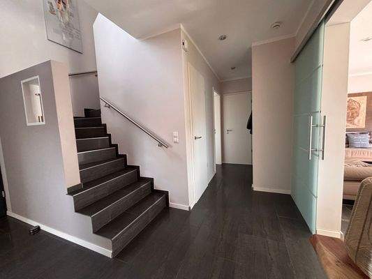 Flur EG und Treppe ins das OG