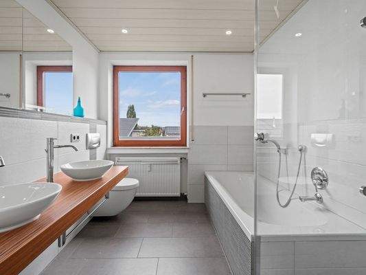 Badezimmer mit Dusche und Wanne