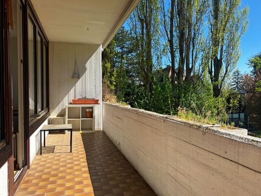sonnige Loggia mit Grünblick