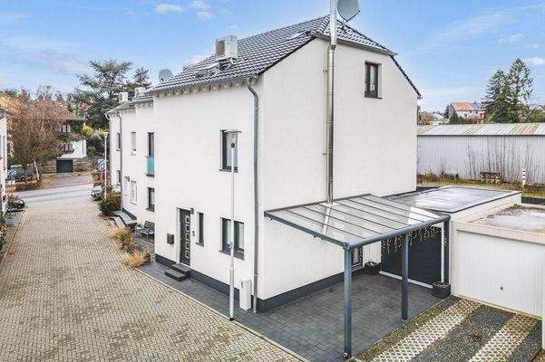 Seitenansicht mit Carport und Garage