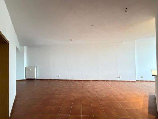 Leerer Raum mit Fliesenboden