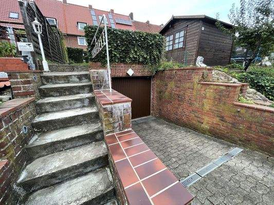 Garage mit Zugang zum Garten