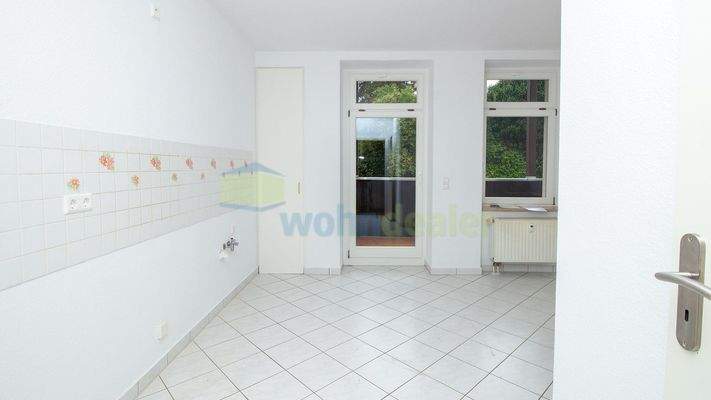 Küche mit Balkonzugang