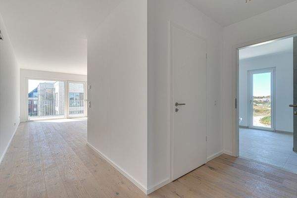 3 Zi. Whg Flur mit Sicht ins Bad, den HWR und in den Wohnbereich