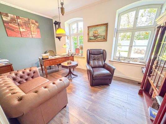 Großzügiger Raum mit Stuckdecke und nostalgischer Leuchte