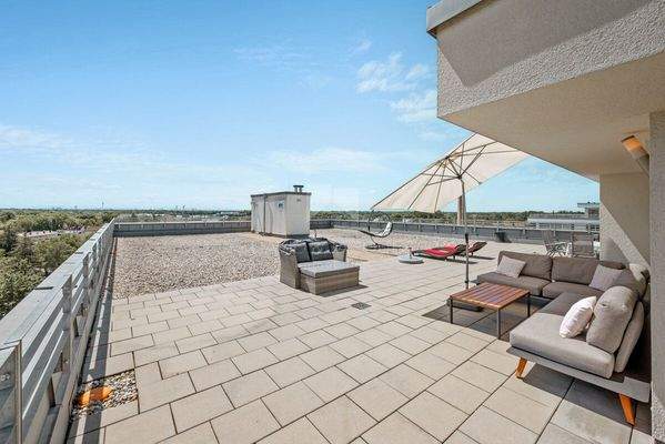 weitläufige Dachterrasse