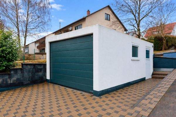 Garage mit Vorplatz 