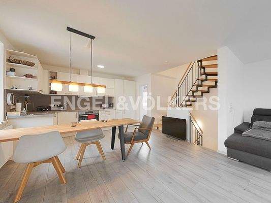 Offener Essbereich mit neuer Einbauküche