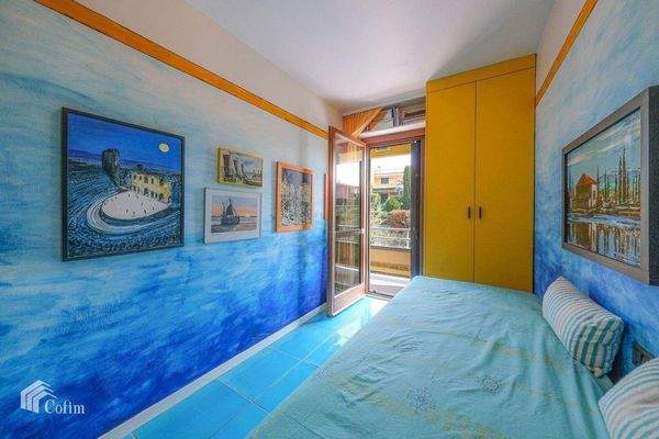 Schlafzimmer und Zugang zum Balkon