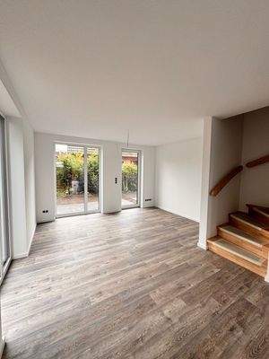 Wohnbereich mit Terrassenzugang.jpg