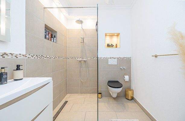 Separates WC mit Dusche