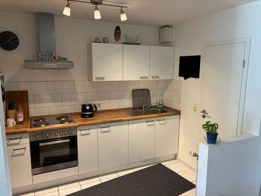 8.) Einbauküche mit angrenzenden Abstellraum.jpg