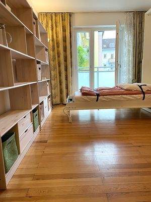 Zimmer mit Bett:Regalwand.jpg