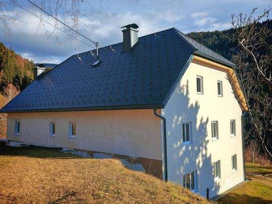 Außenansicht Wohnhaus NACH neuer Dachdeckung
