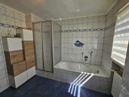 Bad mit Badewanne u. Dusche