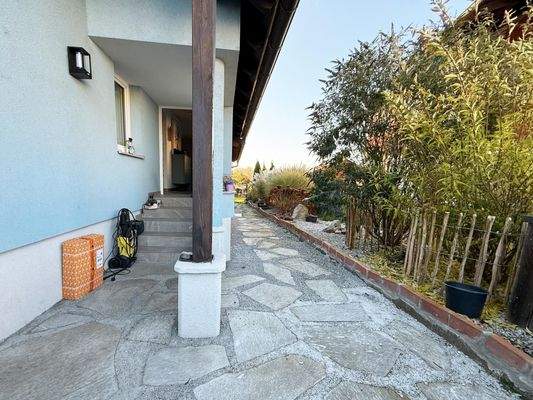 Weg zum Eingang/Garten