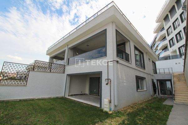 Sea-View Semi-Detached Villas in a Complex with Pool in Yalova