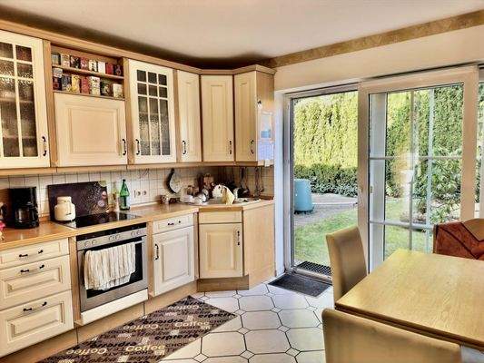 Küche mit Essecke und Ausgang zur Rückseite des Hauses