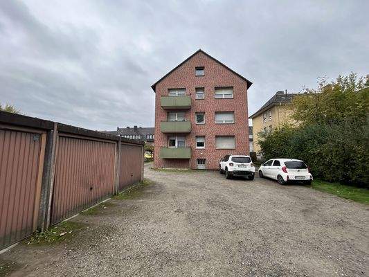 Garagenhof mit Blick auf das Gebäude