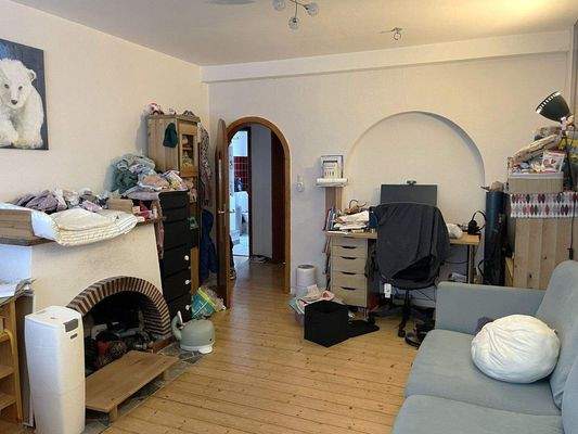 VH 2, 1. OG: Wohnraum mit Kamin und Erker