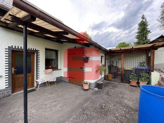 Hauseingang und Schuppen