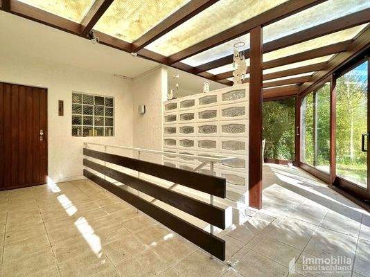 Wintergarten mit Blick in Hintertür der Garage und Zugang in Waschkeller