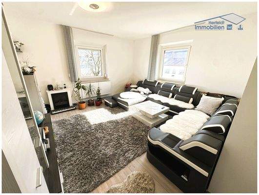 Lichtdurchflutetes Wohnzimmer