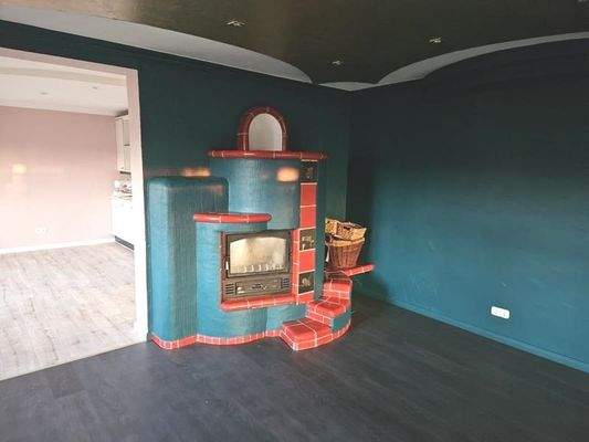 Wohnzimmer Kachelofen