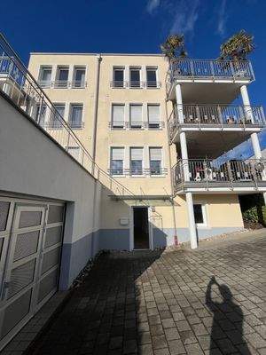 Mehrfamilienhaus mit Balkonen