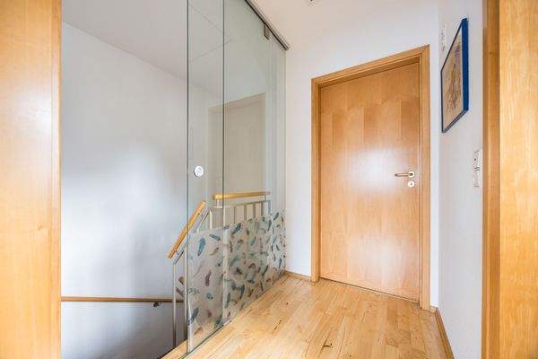 Geschmackvolle Glasabtrennung im Dachgeschoss | dort stehen 2-Zimmer und ein Duschbad zur Verfügung