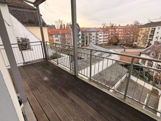 Großzügiger Balkon mit Ausblick